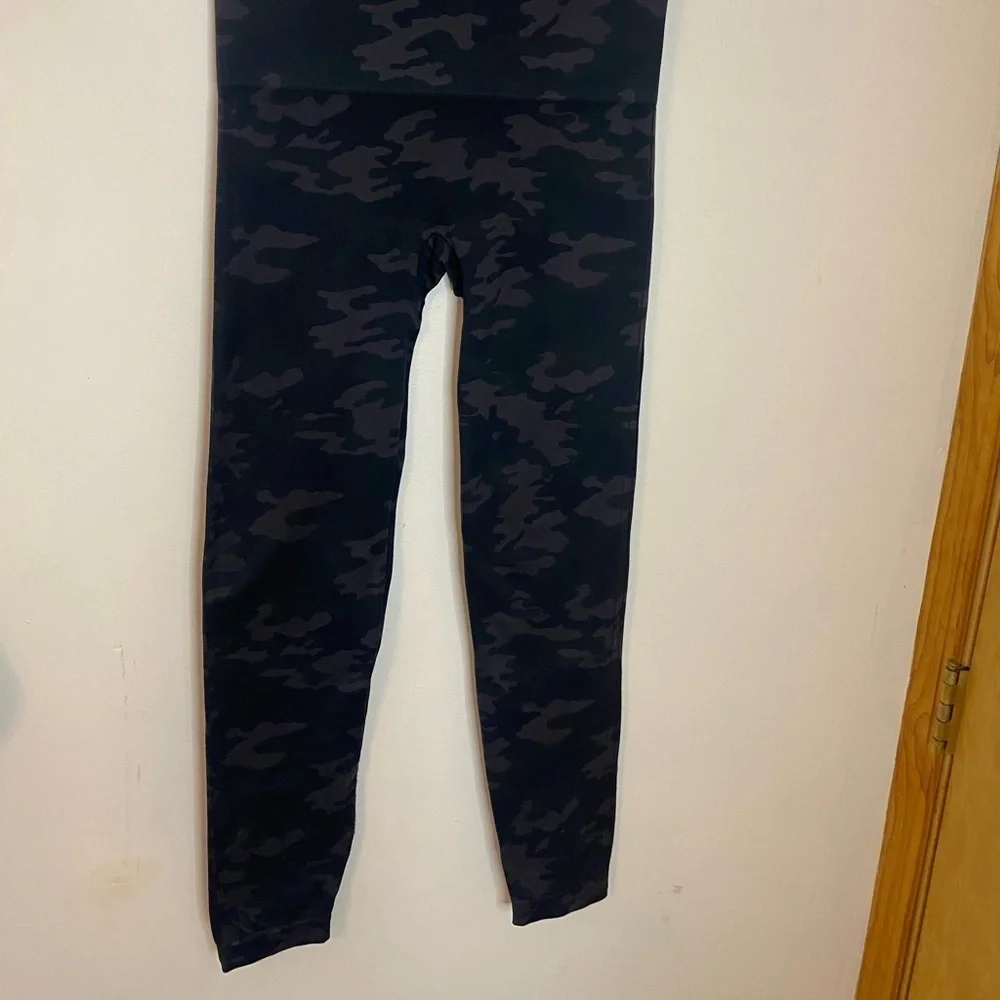 Spanx Look At Me Now Seamless Capri Leggings Camo